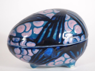 Vente aux enchères THARAUD.  Boite en porcelaine de style Art Déco, en forme d'œuf à déco