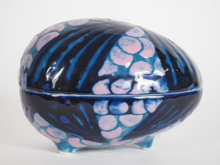 THARAUD.  Boite en porcelaine de style Art Déco, en forme d'œuf à déco