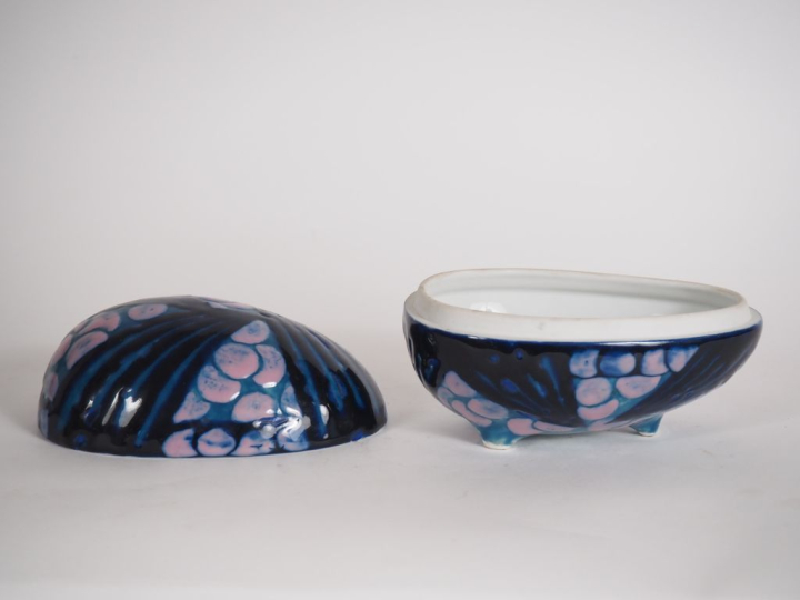 THARAUD.  Boite en porcelaine de style Art Déco, en forme d'œuf à déco