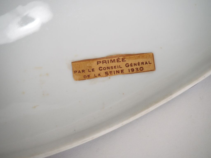 THARAUD.  Boite en porcelaine de style Art Déco, en forme d'œuf à déco