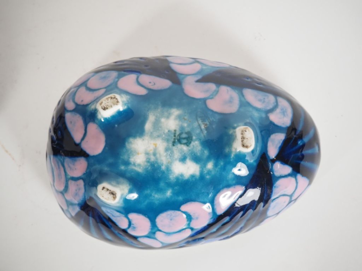 THARAUD.  Boite en porcelaine de style Art Déco, en forme d'œuf à déco