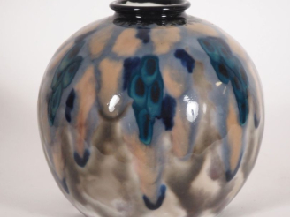 Vente aux enchères THARAUD. Vase boule en porcelaine à décor de motifs abstraits.  Signé 