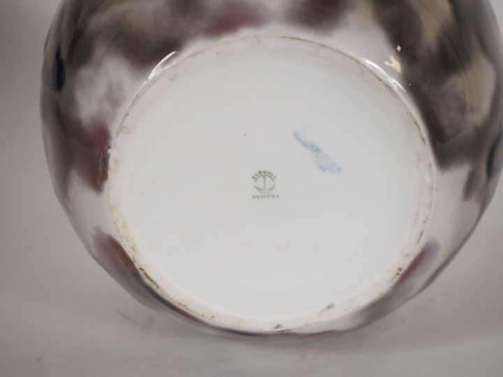 THARAUD. Vase boule en porcelaine à décor de motifs abstraits.  Signé 