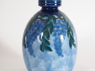 Vente aux enchères THARAUD.  Grand vase ovoide à décor de glycline Signé H. 27,5 cm