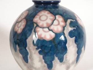 Vente aux enchères THARAUD.  Vase boule en porcelaine à décor polychrome de fleurs roses 