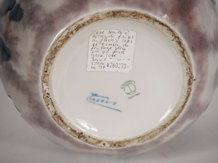 THARAUD.  Vase boule en porcelaine à décor polychrome de fleurs roses 