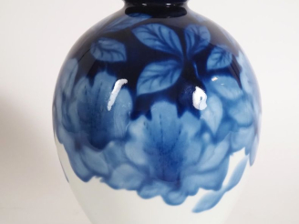 Vente aux enchères THARAUD.  Vase ovoide en porcelaine à décor de fleurs et de feuillage 