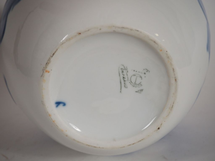 THARAUD.  Vase ovoide en porcelaine à décor de fleurs et de feuillage 