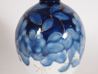 Vente aux enchères THARAUD. Vase ovoide en porcelaine à décor de fleurs et de feuillage e