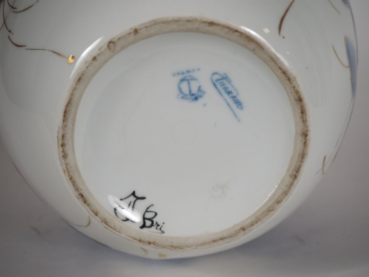 THARAUD. Vase ovoide en porcelaine à décor de fleurs et de feuillage e