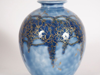 Vente aux enchères THARAUD.  Vase ovoide en porcelaine, à décor en camaieu bleu nuancé de