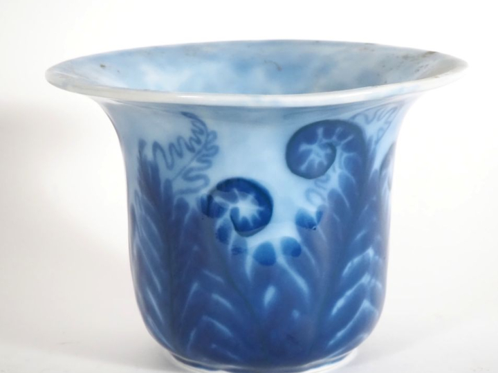 THARAUD.  Vase cornet en porcelaine, à décor en camaieu bleu de feuill