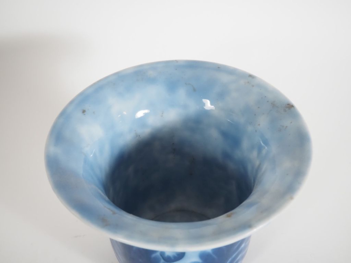 THARAUD.  Vase cornet en porcelaine, à décor en camaieu bleu de feuill