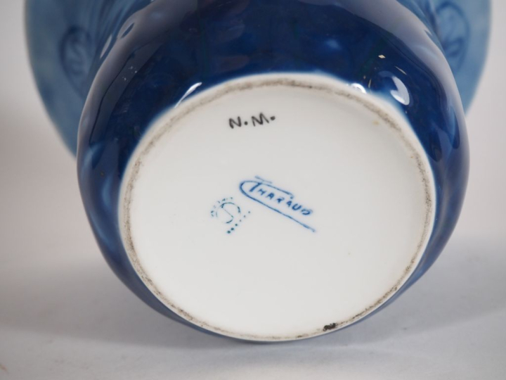 THARAUD.  Vase cornet en porcelaine, à décor en camaieu bleu de feuill