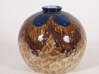 Vente aux enchères THARAUD.  Vase boule en porcelaine, à décor polychrome abstrait.  Sign