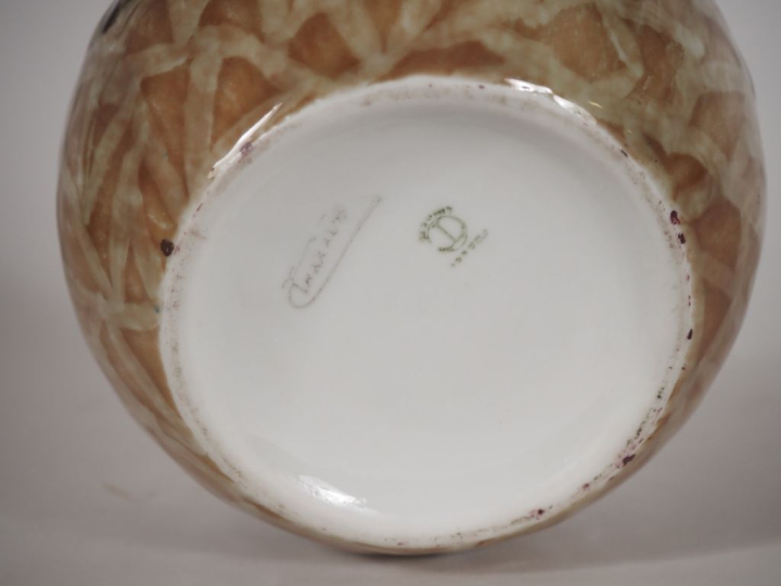 THARAUD.  Vase boule en porcelaine, à décor polychrome abstrait.  Sign