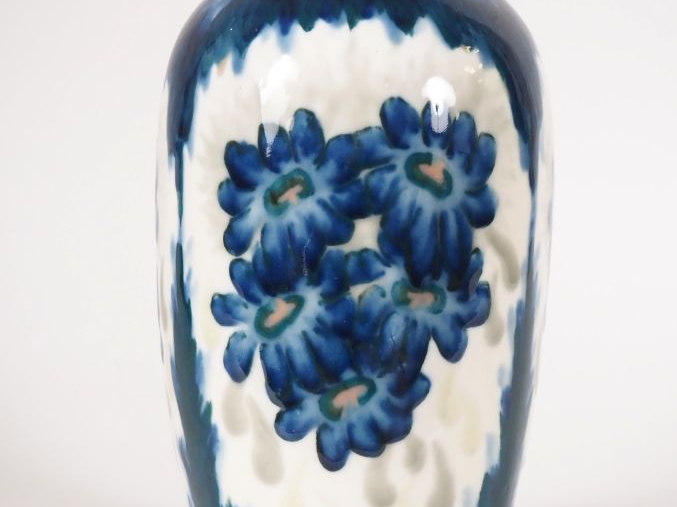 THARAUD.  Vase ovoide en porcelaine, à décor bleu et vert sur fond cla