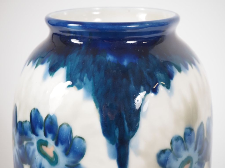 THARAUD.  Vase ovoide en porcelaine, à décor bleu et vert sur fond cla