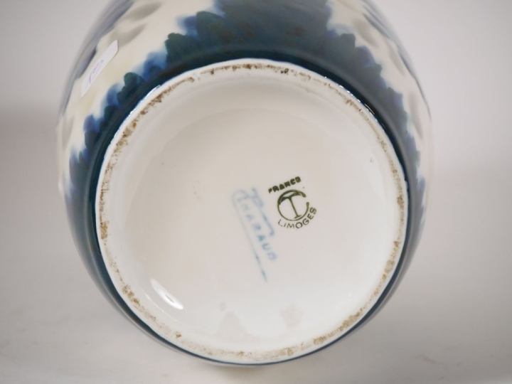 THARAUD.  Vase ovoide en porcelaine, à décor bleu et vert sur fond cla