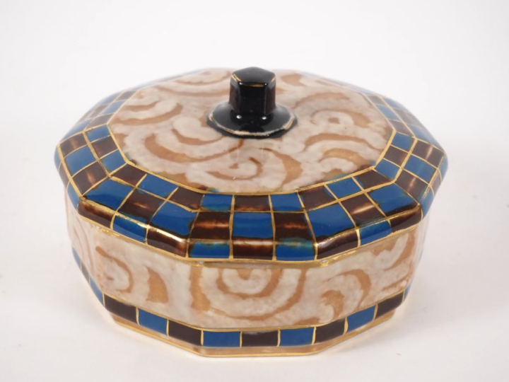 THARAUD.  Bonbonnière Art Déco en porcelaine à décor polychrome. Signé