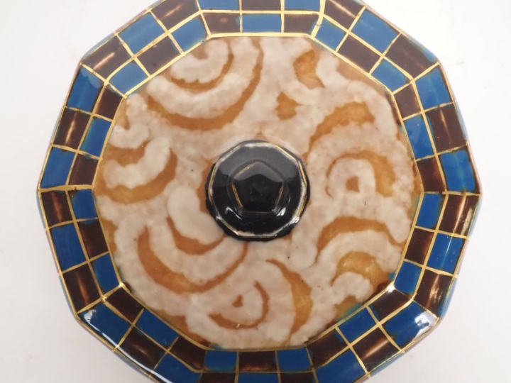 THARAUD.  Bonbonnière Art Déco en porcelaine à décor polychrome. Signé