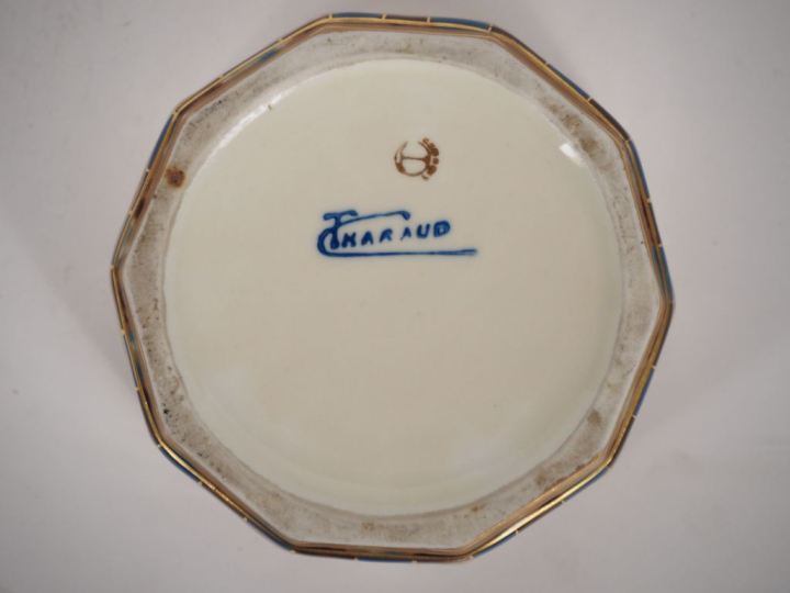 THARAUD.  Bonbonnière Art Déco en porcelaine à décor polychrome. Signé