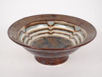 Vente aux enchères THARAUD.  Coupe en porcelaine, décor marbré dans des tonalités brunes.