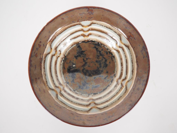 THARAUD.  Coupe en porcelaine, décor marbré dans des tonalités brunes.