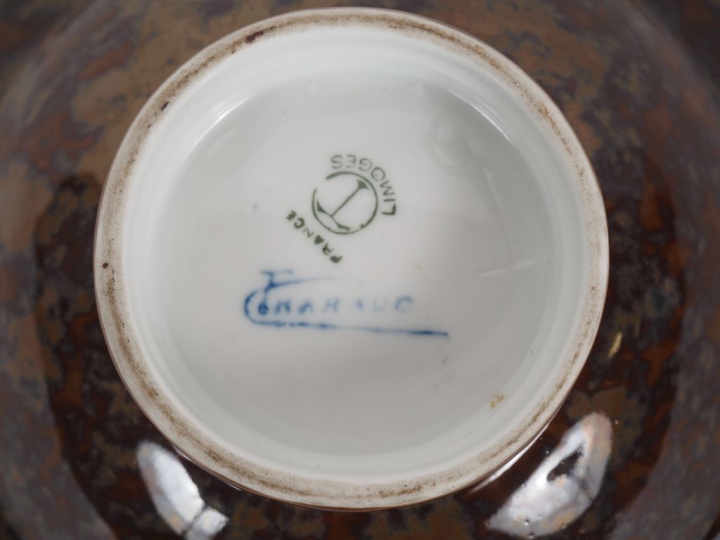 THARAUD.  Coupe en porcelaine, décor marbré dans des tonalités brunes.