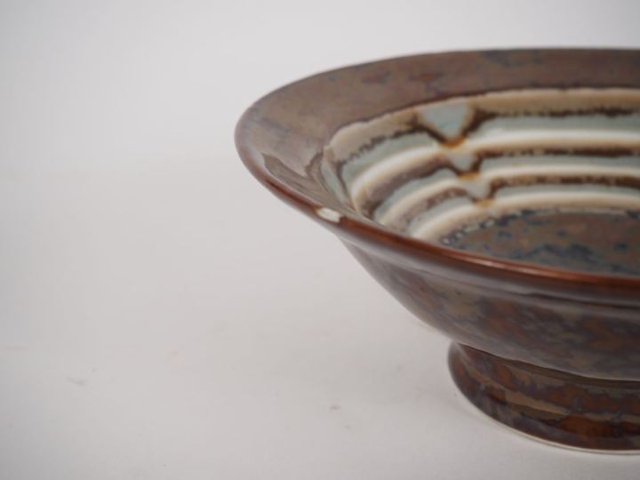 THARAUD.  Coupe en porcelaine, décor marbré dans des tonalités brunes.