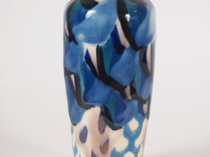 THARAUD.  Vase ovoide en porcelaine à décor polychrome de motif floral
