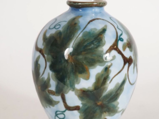 Vente aux enchères THARAUD.  Vase ovoide en porcelaine à décor polychrome de feuilles de 