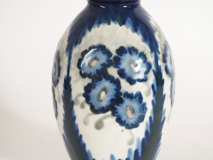 THARAUD.  Vase ovoide en porcelaine, à décor de fleurs en camaieu bleu