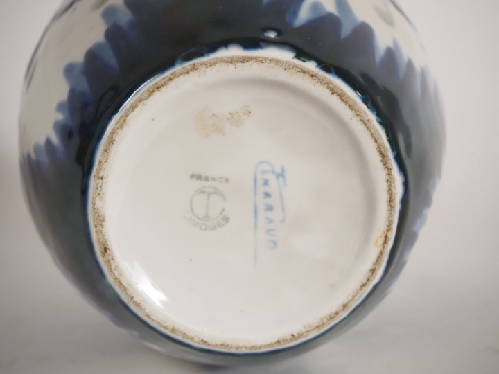 THARAUD.  Vase ovoide en porcelaine, à décor de fleurs en camaieu bleu