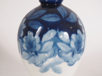 Vente aux enchères THARAUD.  Vase ovoide en porcelaine, décor de fleurs en camaieu bleu S