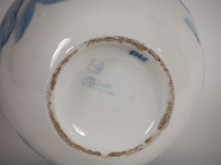 THARAUD.  Vase ovoide en porcelaine, décor de fleurs en camaieu bleu S