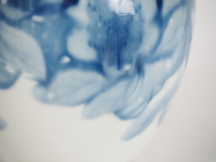 THARAUD.  Vase ovoide en porcelaine, décor de fleurs en camaieu bleu S