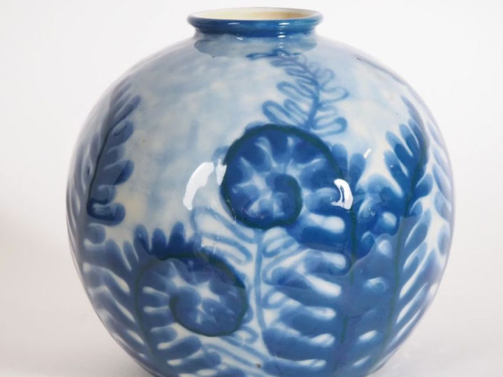 THARAUD.  Vase boule en porcelaine, à décor de feuillage en camaieu bl