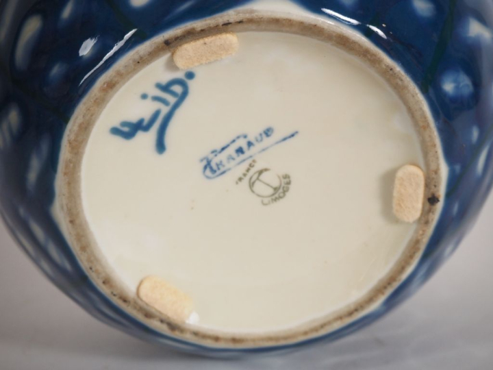 THARAUD.  Vase boule en porcelaine, à décor de feuillage en camaieu bl