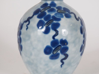 Vente aux enchères THARAUD.  Vase boule en porcelaine décor moucheté gris Signé H. 19 cm