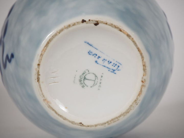 THARAUD.  Vase boule en porcelaine décor moucheté gris Signé H. 19 cm