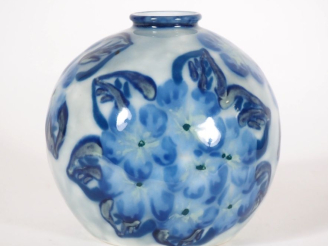 Vente aux enchères THARAUD.  Vase boule en porcelaine, à décor de fleurs en bleu et vert 