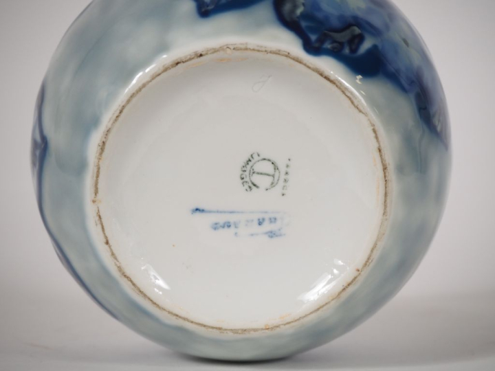 THARAUD.  Vase boule en porcelaine, à décor de fleurs en bleu et vert 