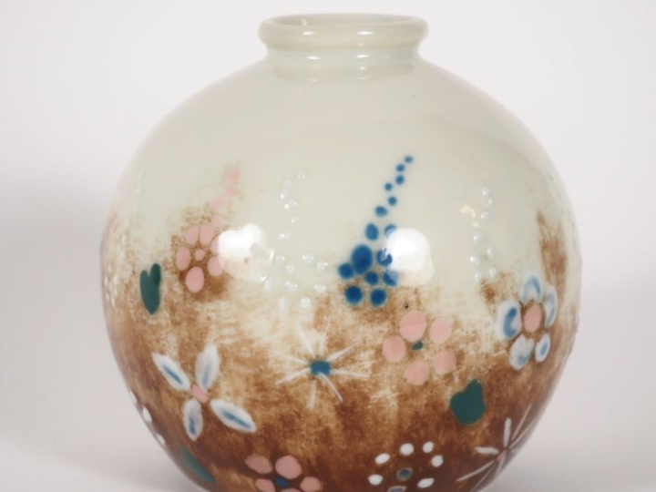 THARAUD.  Petit vase boule en porcelaine, à décor de fleurs polychrome