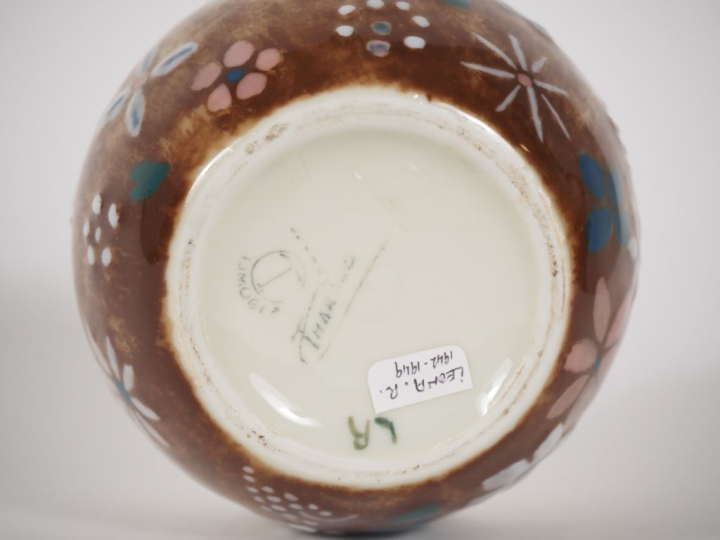 THARAUD.  Petit vase boule en porcelaine, à décor de fleurs polychrome