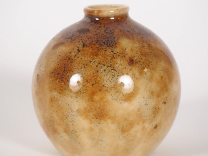 THARAUD.  Petit vase boule en porcelaine, couverte brune foncée et cla
