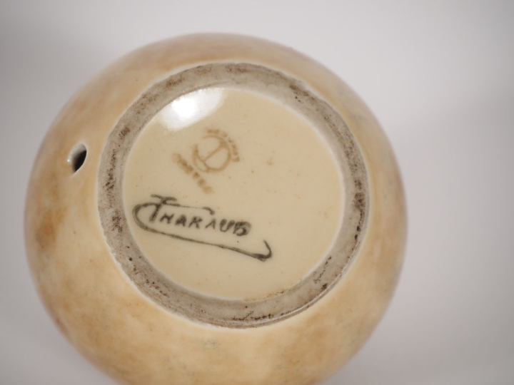 THARAUD.  Petit vase boule en porcelaine, couverte brune foncée et cla