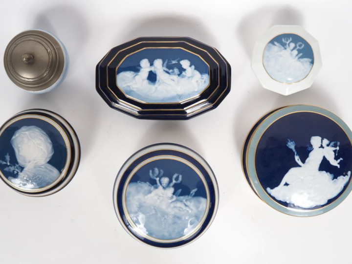 THARAUD.  3 bonbonnières en porcelaine, décor de personnages sur le co