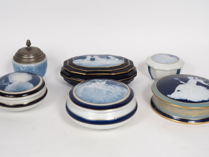 THARAUD.  3 bonbonnières en porcelaine, décor de personnages sur le co