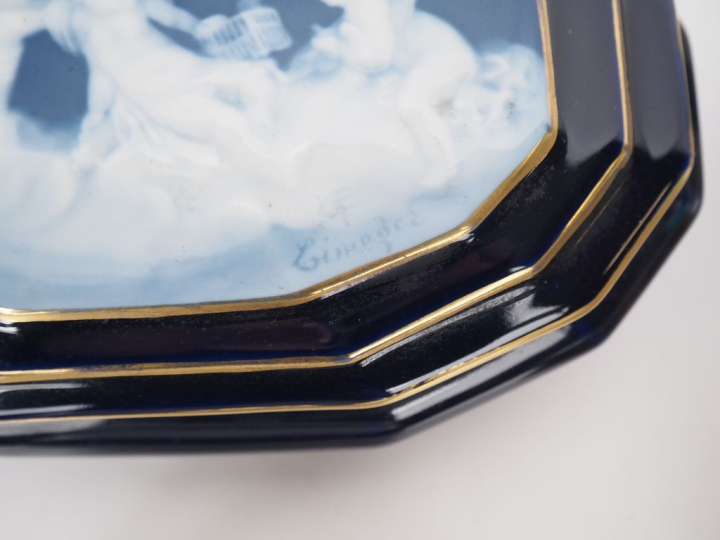 THARAUD.  3 bonbonnières en porcelaine, décor de personnages sur le co